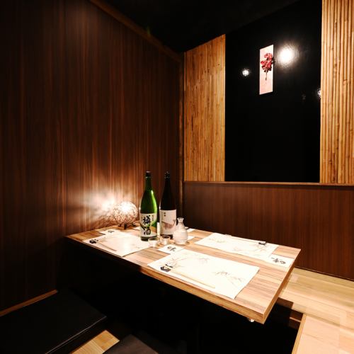 【4～6名様完全個室（掘りごたつ）】　《喫煙可》　おしゃれなお席は女性やカップルにお喜び頂けます。静かで落ち着いた空間はデートや女子会にもぴったり。大人の雰囲気をごゆっくりお楽しみ頂けます。