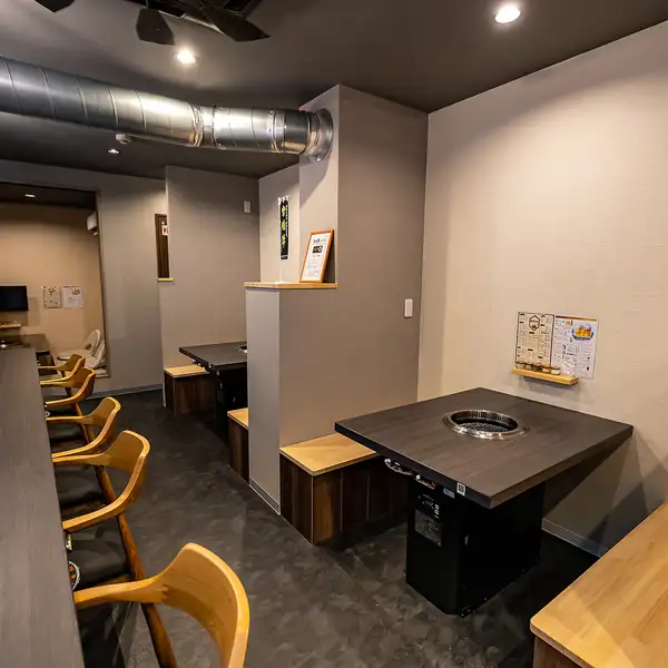 【グレーを基調とした店内】無駄を省いたモダンなデザインの中に温かみを感じられるインテリアで、デートやご友人とのお食事、特別な日のご利用にも最適。焼肉の香りを気にせず過ごせる快適な環境とともに、ゆっくりと料理を味わえる空間をご提供いたします。日常を忘れ、リラックスした時間をお過ごしください。