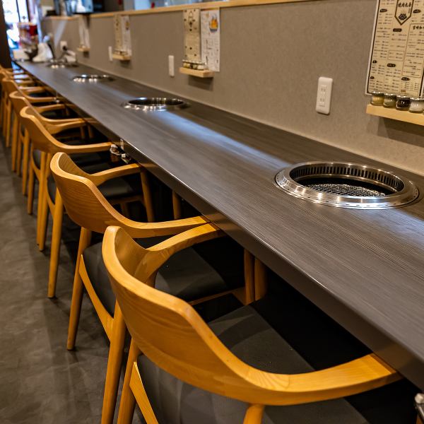 【無煙ロースター×炭火】当店では無煙ロースターと炭火を組み合わせ、快適さと本格的な味わいの両立を実現。煙や匂いを最小限に抑えながらも、炭火ならではの遠赤外線効果により、お肉の旨みをしっかりと引き出します。表面は香ばしく、中はふっくらジューシーに焼き上がり、一口ごとに豊かな風味が広がります。