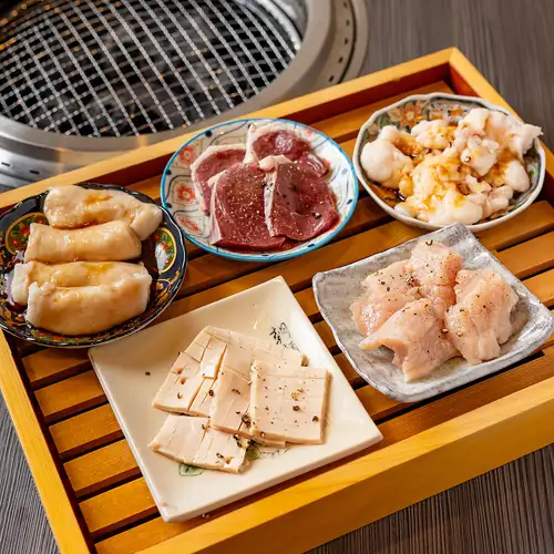 【鮮度抜群】ホルモンならではの濃厚な味わいと香ばしさ◆ホルモン盛り合わせ4-5種類 3,080円(税込)
