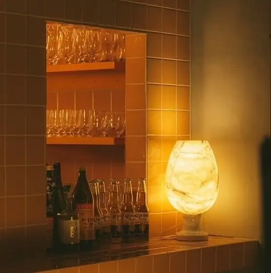 インテリアにこだわった店内で、いつもと少し違う忘年会を。いなり・おばんざい・日本酒を囲み、仲間との時間をお楽しみください。貸切は、日時・人数・ご予算をお店へご相談ください。