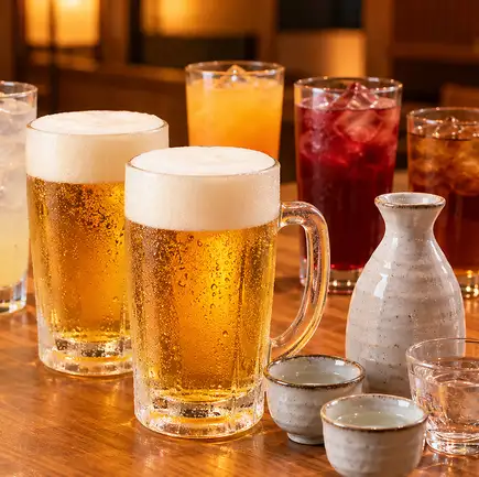 享受 2 小時無限暢飲，30 種不同的飲品任你選擇，包括生啤酒、雞尾酒，甚至還有清酒！