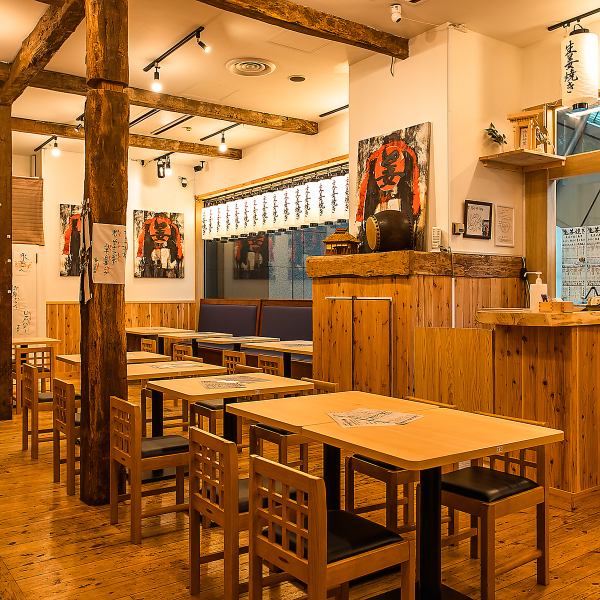 【こだわりの生姜焼き専門店】明るく開放的な店内ではランチタイムはロックが、ディナータイムは懐メロが流れ、活気溢れる昭和チックな雰囲気になっています！品川駅からも徒歩5分！おひとり様大歓迎！一日を通してこだわりの生姜焼きをご堪能いただけます◎