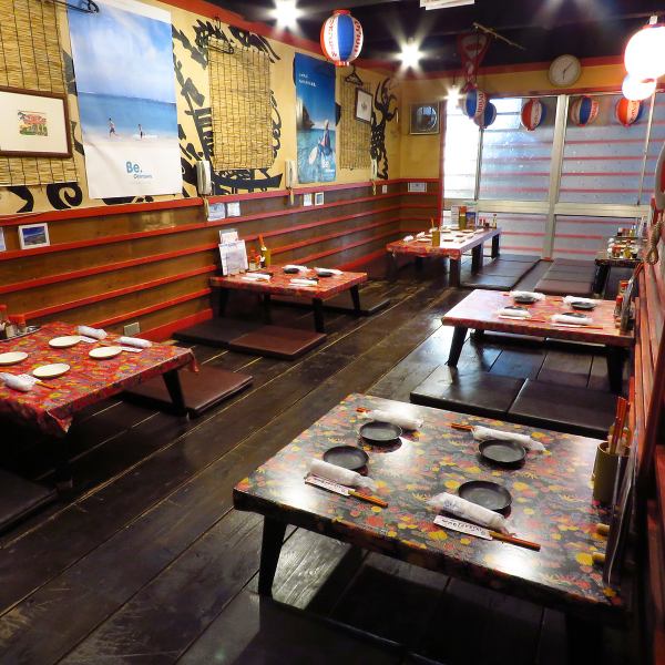 You can feel the warmth of wood in the cozy interior♪ Okinawan BGM creates a relaxing time.