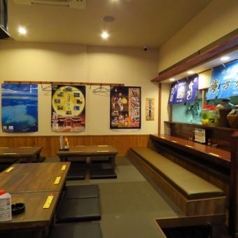 这个房间最多可容纳15人。您可以在这家店内品尝到冲绳的氛围！