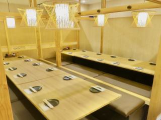 和モダンな空間はお寛ぎいただけること間違いなし!町田3分の葉月は心を込めておもてなしさせて頂きます!さまざまなシーンに対応可能!都会の謙遜を忘れさせてくれる美空間へ誘います。(町田 個室 刺身 海鮮 焼き鳥 串焼き 信玄どり飲み放題 日本酒 貸切 接待 宴会 女子会 誕生日)