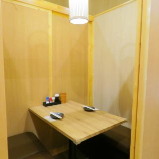 赴きあふれる小人数様個室を多数ご用意しております!落ち着きのある空間で日々の疲れを癒してくれます。まったり飲むも、わいわい騒ぐも、プライベート空間で周りを気にせずお楽しみいただけます♪(町田 個室 刺身 海鮮 焼き鳥 串焼き 信玄どり飲み放題 日本酒 貸切 接待 宴会 女子会 誕生日)