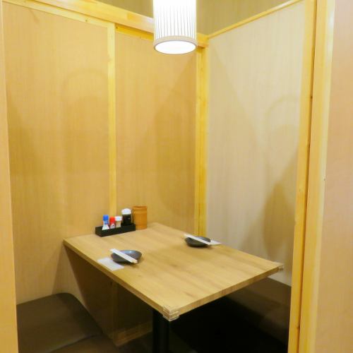 赴きあふれる小人数様個室を多数ご用意しております!落ち着きのある空間で日々の疲れを癒してくれます。まったり飲むも、わいわい騒ぐも、プライベート空間で周りを気にせずお楽しみいただけます♪(町田 個室 刺身 海鮮 焼き鳥 串焼き 信玄どり飲み放題 日本酒 貸切 接待 宴会 女子会 誕生日)