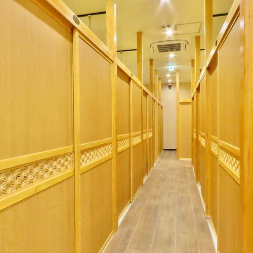 赴きあふれる小人数様個室を多数ご用意しております!落ち着きのある空間で日々の疲れを癒してくれます。まったり飲むも、わいわい騒ぐも、プライベート空間で周りを気にせずお楽しみいただけます♪(町田 個室 刺身 海鮮 焼き鳥 串焼き 信玄どり飲み放題 日本酒 貸切 接待 宴会 女子会 誕生日)