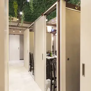 We'll guide you to the perfect seat for you! Our restaurant boasts a calm yet stylish atmosphere, making it suitable for any occasion, including business meetings, dates, group gatherings, girls' nights out, and various banquets.