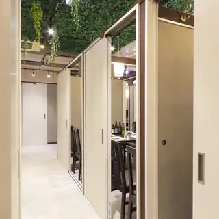 お客様にぴったりのお席でご案内します♪落ち着いた雰囲気かつオシャレな店内の当店は接待、デート、合コン、女子会、各種ご宴会、シーンを選ばずご利用いただけます♪