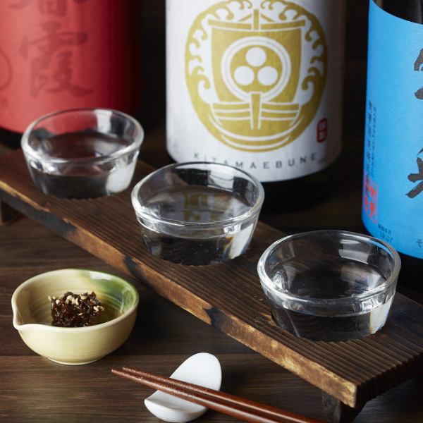 【こだわりオリジナルの日本酒】いろんな日本酒を少しずつ楽しみたいお客様には『飲み比べセット（3種）』がおすすめです♪高田屋オリジナルの『北前船』は、江戸時代から酒造り一筋の藤井酒造による、広島県の酒米八反錦を使った純米酒。芳醇な辛口で、ごまそばにもつまみにもよく合います。