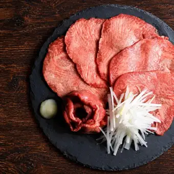 【3H飲放付】“当店名物”とろ牛タンのたたき×三陸産大粒牡蠣や釜飯『桜』全8品5390円⇒4500円