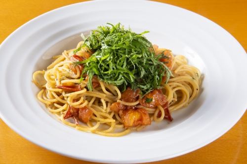[Olive] Spaghetti with green perilla and ripe tomatoes