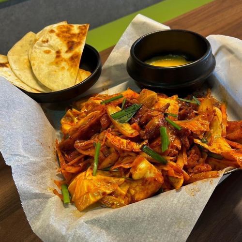 <<Cheese Dakgalbi>> is popular among women. Healthy chicken mixed with cheese.It's also delicious wrapped around tacos.