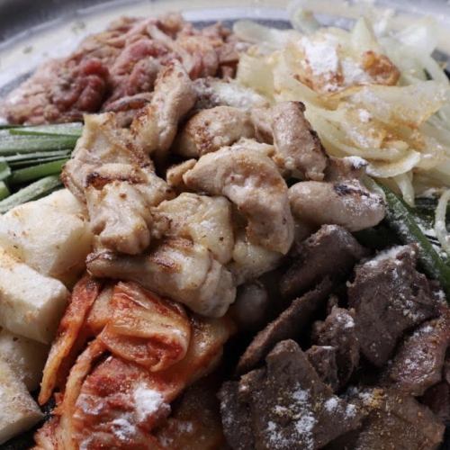 A great drinking snack! "Kopchan hotpot" is popular among men.A classic Korean yakiniku menu item