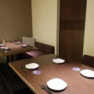 最大12名様までご利用いただける掘りごたつの素敵な個室をご用意しております！半個室・完全個室タイプでもご用意出来ます。4名～6名様まで半個室タイプ。7名～12名様で完全個室タイプとなります。