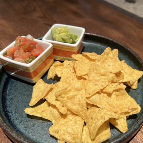自家製サルサとワカモレチップス
