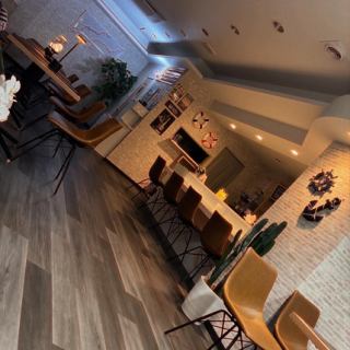 By connecting all the tables, we can accommodate up to 16 people! Please feel free to contact us if you are planning to use the restaurant for large groups!