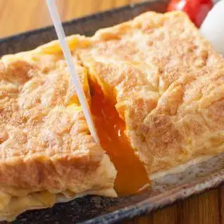 【極上の出汁と濃厚な卵黄が溢れ出す！】ふんわり焼き上げる名物自家製だし巻き卵