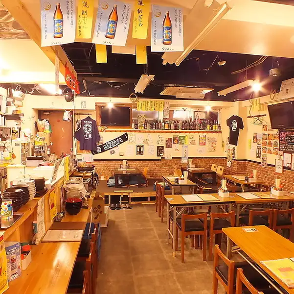 最大60名まで収容可能な広々店内は、歓送迎会や忘年会・新年会など大人数宴会に最適。25名から貸切OK。テーブル席の組み合わせで柔軟に対応でき、人数に合わせたレイアウト調整も可能です。プライベート感のある空間づくりで、一体感のある宴会を叶えます。幹事様にも使いやすい環境です。