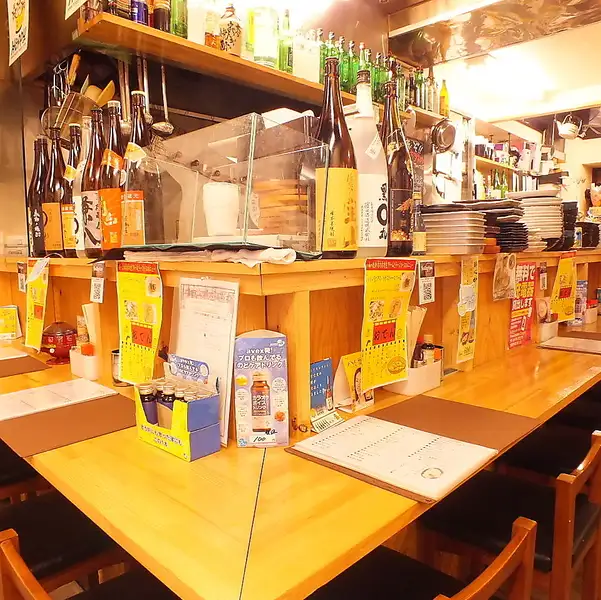 1名から利用できるカウンター席や4名・6名用のテーブル席を完備。少人数での食事やデート、友人との集まりに最適です。落ち着いた雰囲気で、料理を目の前で楽しめるカウンターは特に人気。ゆったりとした時間を過ごせます♪会話も楽しめる距離感が魅力です。お一人様でも気兼ねなくお過ごしいただけます。