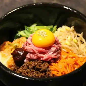 山城牛炙りユッケ石焼きビビンバ