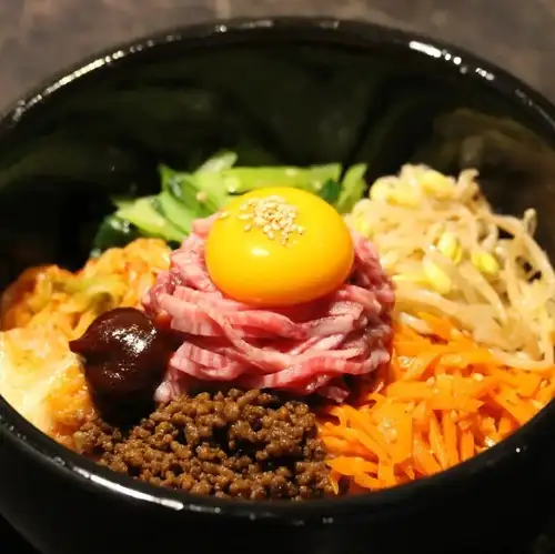 山城牛炙りユッケ石焼きビビンバ