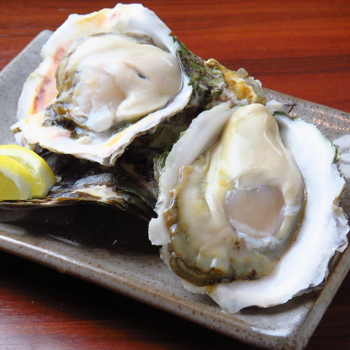 We carefully select several types of oysters from all over the country that are the most juicy for that season!