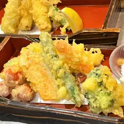 用时令蔬菜制作的天妇罗