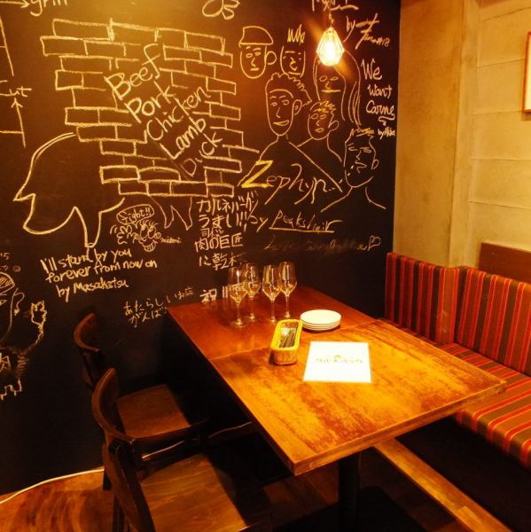 木の温かみを感じる店内はデザイナーこだわりの空間。ご友人・ご家族・恋人と楽しいひとときをお過ごしいただけます。カウンター席もあるので、おひとり様でもお気軽にご来店ください♪