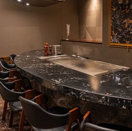 鉄板焼きコースをご注文のお客様限定のカウンター席です。シェフが目の前で調理する様子を眺めながら、厳選された宮崎牛と旬の食材を使用した鉄板焼きをご堪能いただけます。接待や会食、記念日など特別な日のお食事にもおすすめです。