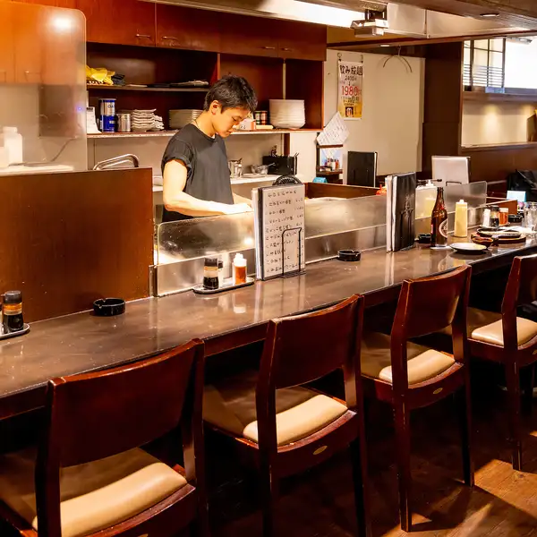 ゆったりくつろげるカウンター席。目の前で、熱々の鉄板料理をすぐにお召し上がりいただけます。