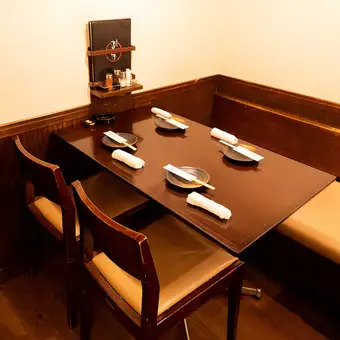 店内総席数51席！鉄板焼き、お好み焼き屋の狭いイメージを払拭する広い店内。お席の間隔も広く、隣を気にすることなくお食事して頂ける造りになっております。