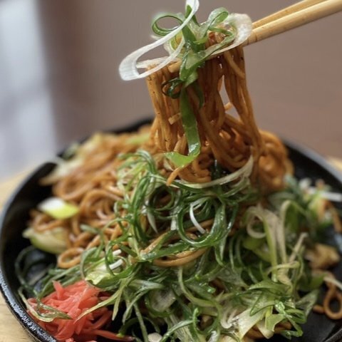 A very popular lunch spot! Enjoy dishes like Kujo green onion yakisoba starting from 1,000 yen.