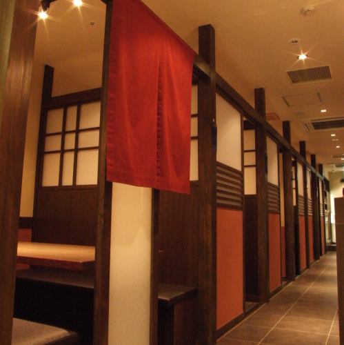 <p>大小個室多数の落ち着く空間♪3名～最大40名までの個室をご用意！</p>