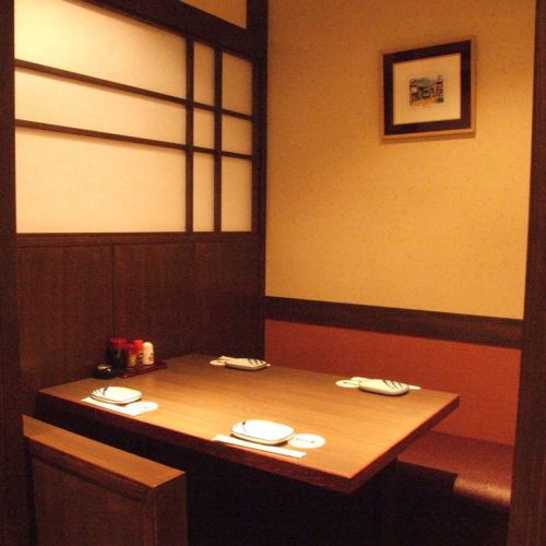 <p>4名個室も5部屋！少人数の飲み会にぴったり★格子で仕切れるのでゆったり寛げます！</p>