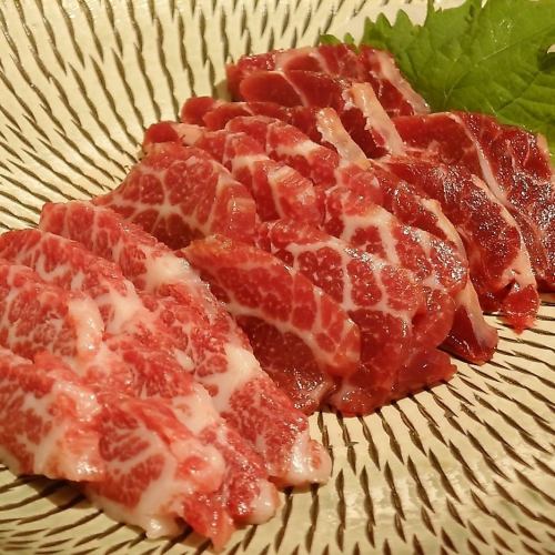 [Directly delivered from a farm in Kumamoto prefecture] Savor the fresh horse sashimi