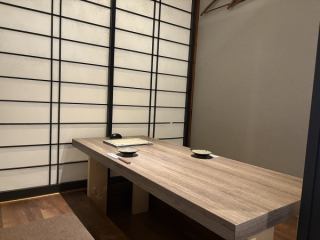 6名個室を1つ、4名個室を2つ、5名個室を1つご用意しております。大人数でもお使いいただけるようレイアウトの変更も可能なので、宴会利用も大歓迎です！
