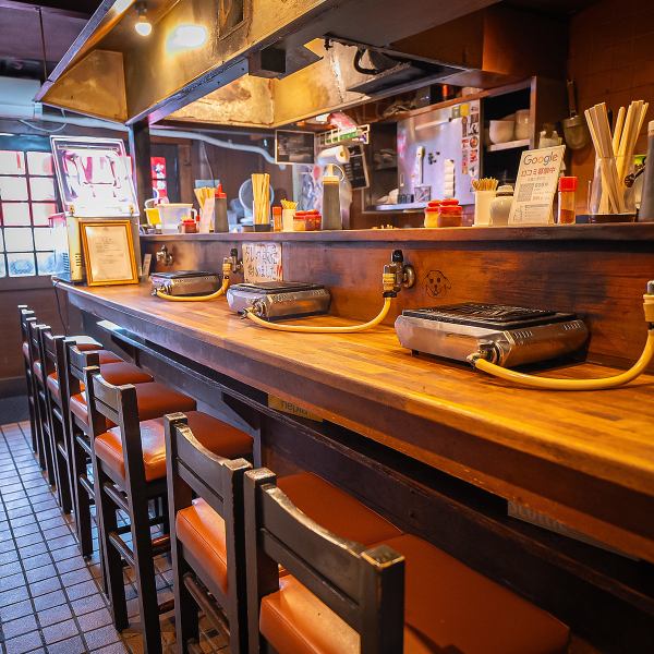 ≪お席情報≫少人数からグループまで、様々なシーンに対応できる落ち着いた空間です。お一人様やデートにおすすめの2名掛けカウンター席が3つ、ご友人やご家族との食事に最適な3名掛けテーブル席が2つ、ゆったりと過ごせる4名掛けテーブル席が3つございます。