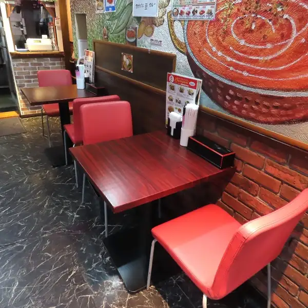 気軽にお１人様でもご来店頂けます♪雰囲気も拘り抜きました。本場インドの雰囲気をイメージした店内。本場のお料理はもちろん、雰囲気からお楽しみいただける店内になっております。
