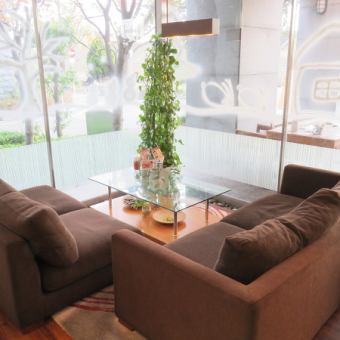 Very popular sofa seat ♪ It can be used by 2 to 4 people.(Up to 5 people)