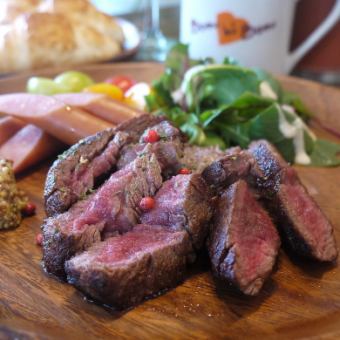 飲み放題付【牛肉のアソート】＆人気【チーズフォンデュ】が楽しめる【肉とチーズ】全８品