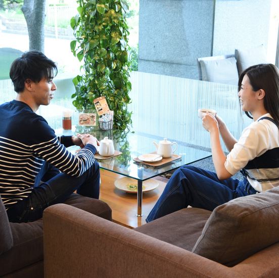 A relaxing time on the soft sofa ♪ The whole store is covered with glass, you can see a lot of greenery from the store and feel relaxed ♪ In a stylish space, it is an atmosphere that you want to introduce to others ★ It is full of hideaway feeling!
