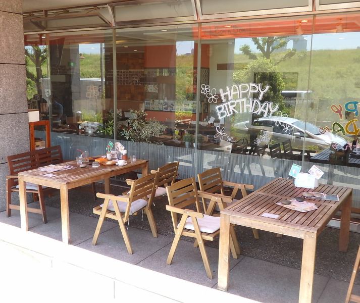 Open terrace with a focus on the owner chef ♪ The entire interior of the store is glassed out, and when you look outside you will find a calm atmosphere full of green ☆ Please spend a relaxing time!