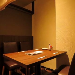 4名様用のテーブル席をご用意。ご家族やご友人同士のお食事や女子会にも最適のお席です。