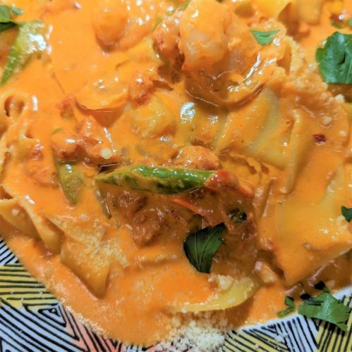 Spicy tomato cream with shrimp and asparagus