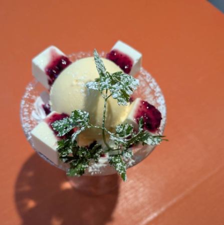 レアチーズケーキとバナナジェラートのパフェ　単品