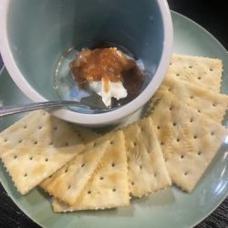 酒盗のクリームチーズ和えクラッカー添え