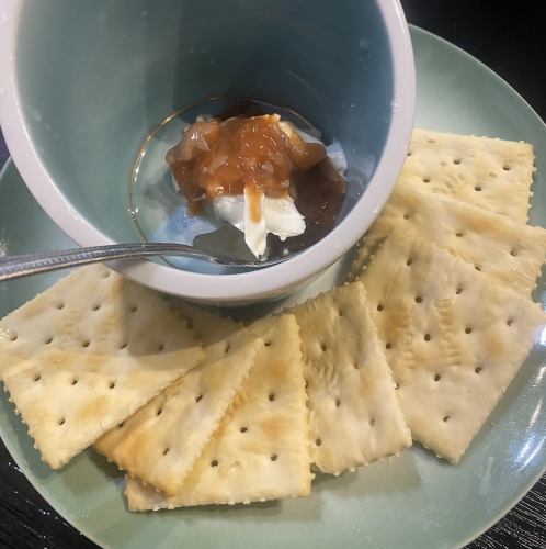 酒盗のクリームチーズ和えクラッカー添え